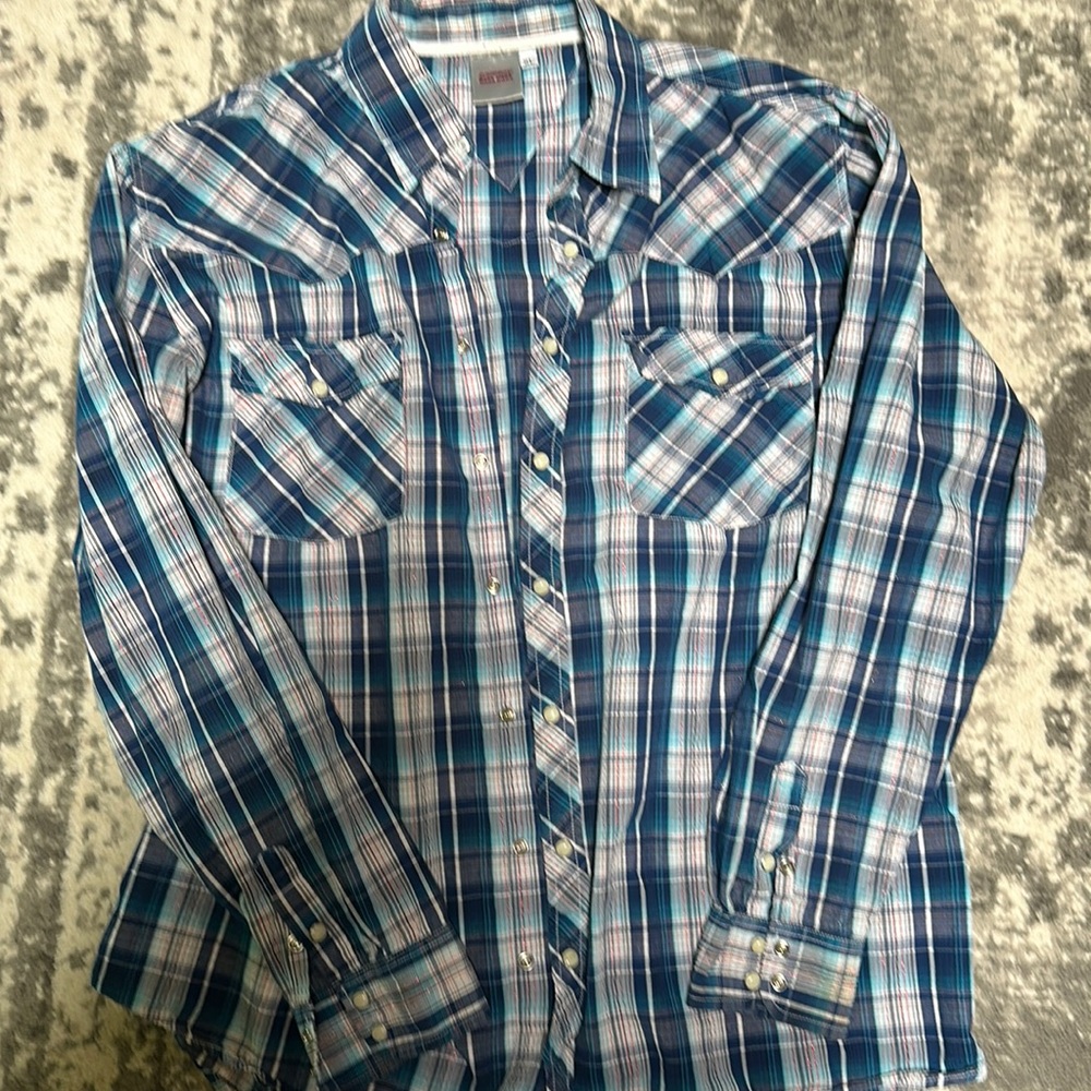Men’s long sleeve shirt with snap closures